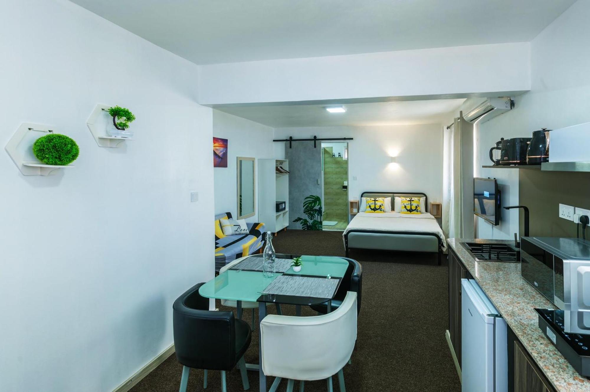 C-View Apartments Flic en Flac Экстерьер фото